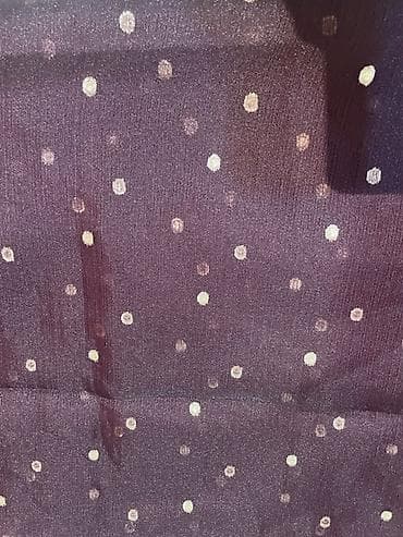 Pledlər: Şokolad-qəhvəyi rəngdə, xırda qızılı nöqtəli naxışa malik parça. - — 2