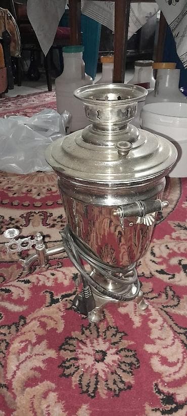 Elektrik samovar - Material: parlaq metal korpus, klassik dekorativ