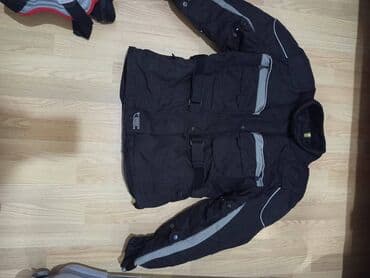 Yağlar və avtokimyəvi maddələr: Motosikletçi gödəkçəsi – qara rəngdə, boz əks etdirici zolaqlar və — 1