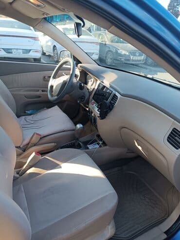 Motonəqliyyat: Kia Rio sedan – mavi rəng, 4 qapı. Texniki və dizayn xüsusiyyətləri — 6