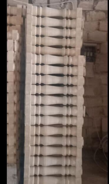балясины из камня: Ağ rəngli, müxtəlif formalı və ölçülü dəmir-beton sütunlar. Bu — 43