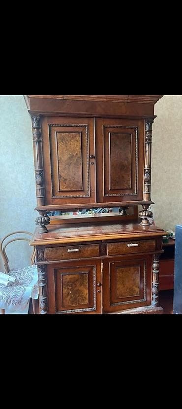 Antik üslublu taxta bufet-kredens - Material: massiv taxta, üzərində