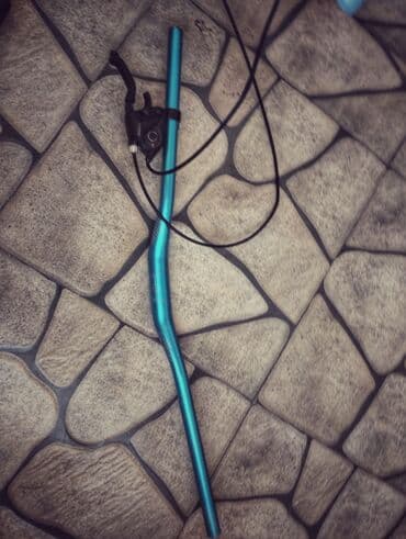 руль для велосипеда: Velosiped sükanı, mavi rəngdə, əyri formaya malikdir. Sükan üzərində — 1