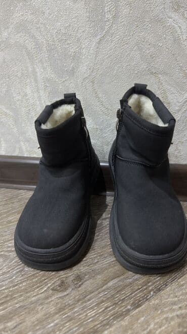 белые резиновые сапоги: Угги, цвет - Черный, Новый — 2