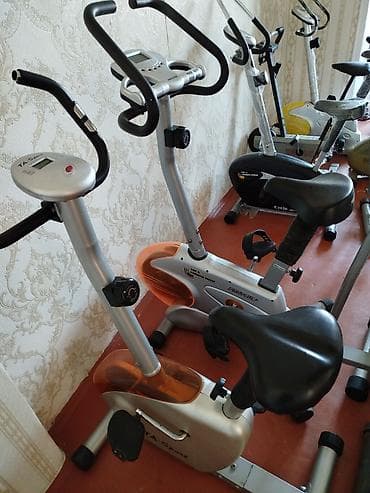 Müxtəlif markalara məxsus stasionar velotrenajorlar. Evdə idman etmək