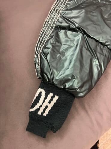 kişilər üçün demisezon steqan gödəkçələr: Qışlıq şişmə kurtka Kurtka tünd yaşıl rəngdədir. Parlaq səthi var — 5