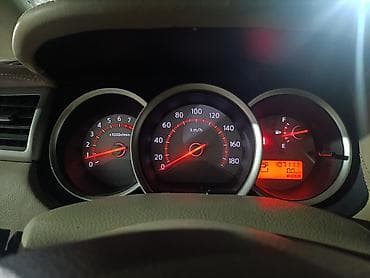 maşınla barter: Nissan Tiida, 5 qapılı hetçbek, gümüşü rəng. - Sərfəli şəhər — 8