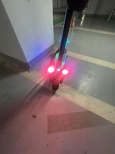mopet elektrik: LED işıqları və rəqəmsal displeyi olan elektrikli skuter. Bu skuter — 1