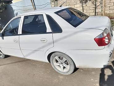 lada priora sedan: Ağ rəngli 4 qapılı sedan avtomobil. Xüsusiyyətlər: - Ban növü: Sedan — 1