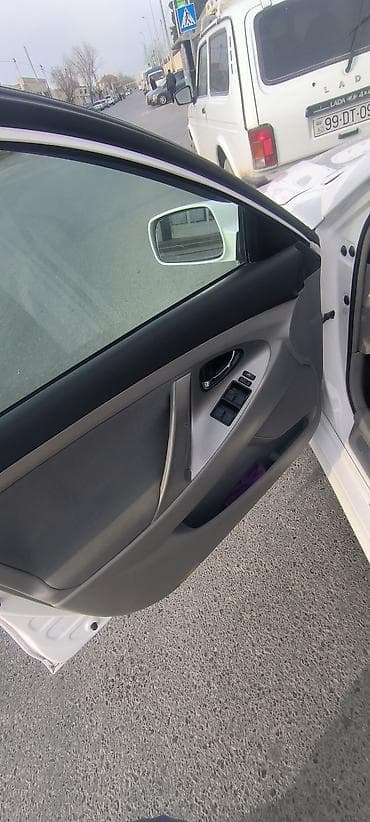 Avtomobil alışı: Toyota Camry – ağ rəng, sedan, 4 qapı. Xarici görünüş: xrom detal və — 6