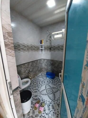 kewle qesebesinde ev: Satılır: həyətli ev - Geniş, tam daş döşəməli həyət. Hündür, taxta — 5