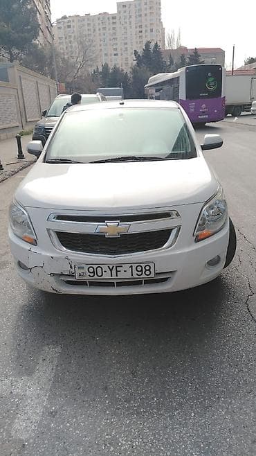 Chevrolet Cobalt sedan – ağ rəng. - Kuzov: 4 qapılı sedan, ağ rəng