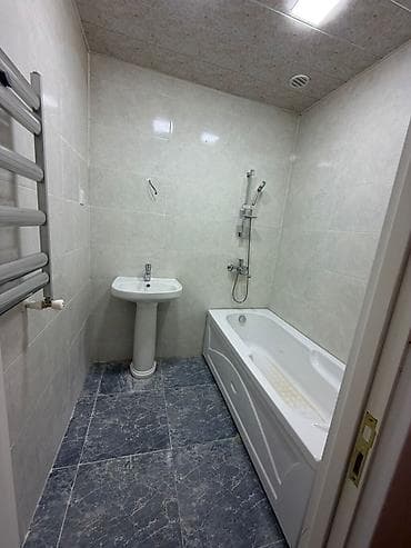 kiraye menzil: Bineqedide azadliq metrosuna yaxin 5/1 mertebesinde 3 otaqli eşiyasiz — 5