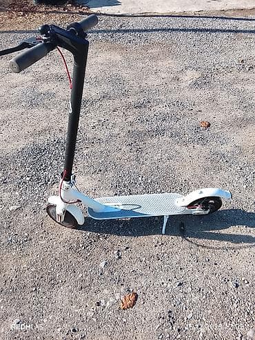 Şəhər içi sürüş üçün elektrik skuter - Rəng: ağ gövdə, qara sükan -