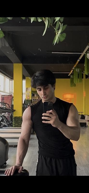 Salam İş axtarıram Smm 2 il təcrübəm var. Fitnes Mellimi 1 il olmişam