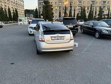e39 guzgu: Toyota Prius (2-ci nəsil) hibrid hetçbek - Gümüşü rəng, 5 qapılı — 4