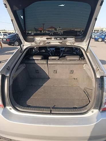 салон volkswagen: Toyota Prius – hibrid hetçbek - Korpus: 5 qapılı hetçbek, gümüşü rəng — 8
