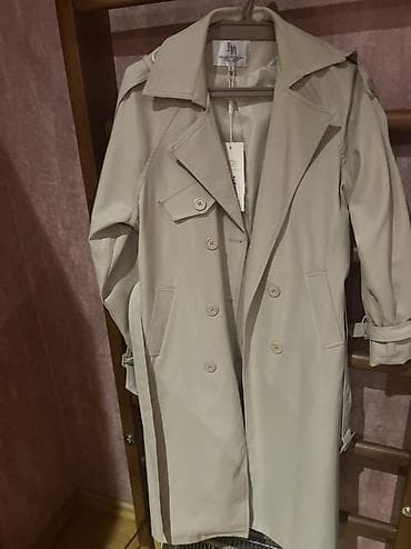 kişi plaşları trenç: Bej rəngli klassik trençkot - Uzunluq: dizə yaxın - Kəsim: ikiqat — 2