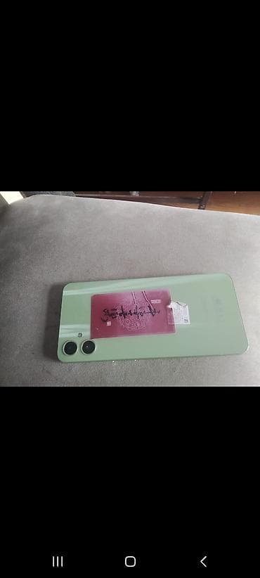 Satılır: yaşıl rəngli iki kameralı Android smartfon Xüsusiyyətlər: -