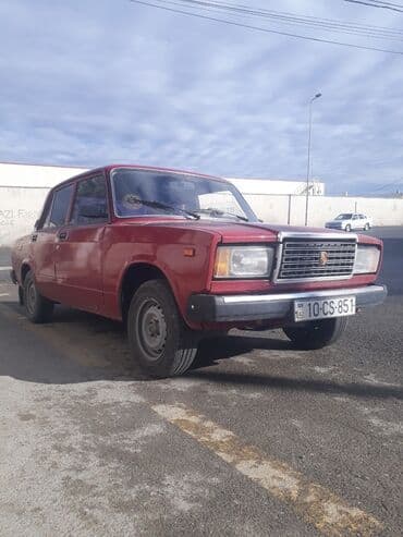 ваза напольная стеклянная высокая без узора: Lada 2107 sedan – klassik VAZ modeli - Kuzov: 4 qapılı sedan, qırmızı — 1