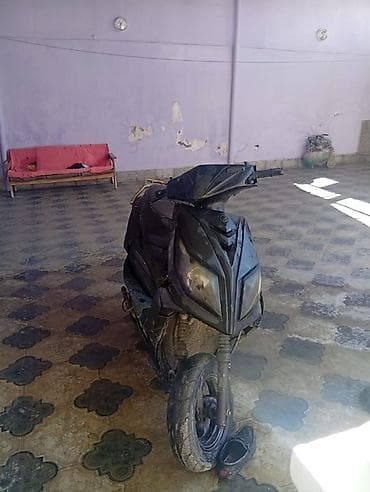 Şəhərdaxili gediş-gəliş üçün praktik skuter - Tip: Skuter/moped -