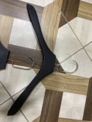 вешалки для брюк: Məhsul: Asılqan dəsti Tərkib: - 600ədəd geniş çiyinli paltar asılqanı — 2