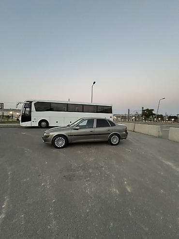 Opel Vectra: 1.8 л | 1986 г. 224000 км Седан — 3
