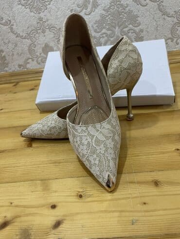 bot ayaqqabi: Zərif qadın ayaqqabıları – 2 model 1) Ağ rəngli, incə toxumalı sivri — 2
