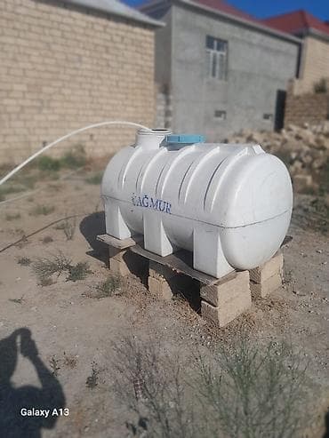 slanq: Yağmur 1000L su çəni - Həcm: 1000 litr (gövdədə “1000L” qeyd olunub) — 3
