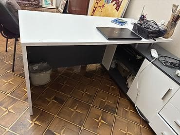 Офисные столы: Ofis üçün L formalı iş masası + stul - Rəng: ağ və qrafit/qaranlıq — 4