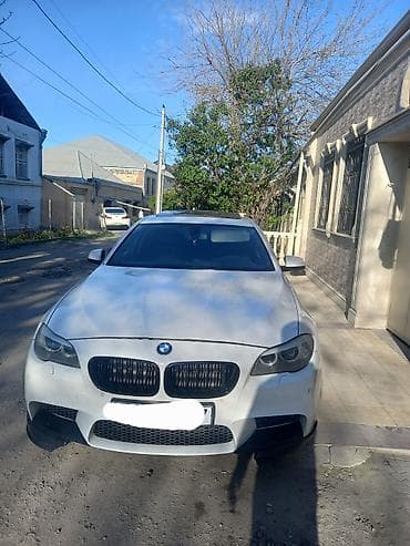 maşın nol altı: BMW 5 Series sedan (F10) – ağ rəng, M‑paket üslublu eksteryer. masin — 3