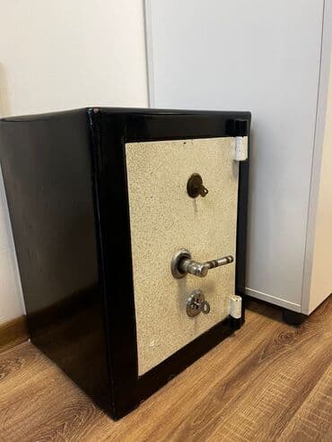 Soyuducu avadanlığı: Köhnə, çox ağır metal seyf satılır. Yaxşı vəziyyətdədir, kilidləri — 1