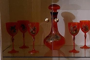 yumurtlayan heyvanlar: Qırmızı şüşə qrafin və qədəh dəsti fincanlardan biri sinib deye ucuz — 2