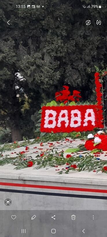 ekran sekili: Qırmızı-ağ rəngli çələng – “BABA” yazılı - Kompozisiya: Qırmızı — 1