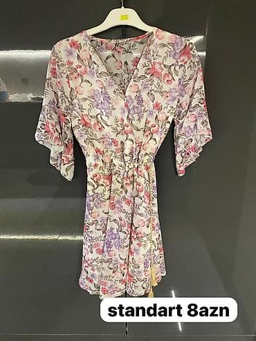 Çiçək naxışlı qısa don - Rənglər: ağ fon üzərində çəhrayı, bənövşəyi