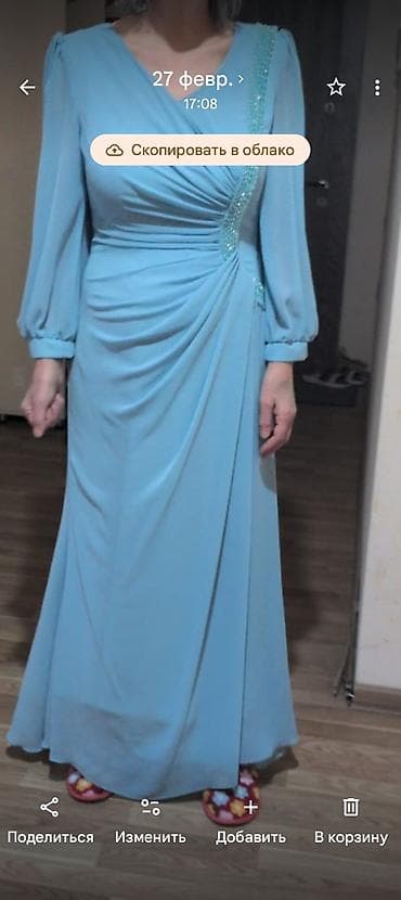 Açıq mavi rəngdə uzun ziyafət/libas - Model: V-yaxa, döş hissəsində — 2