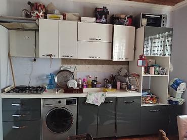 Mətbəx mebel dəsti – ağ və tünd boz (parlaq) fasadlı, daş tipli iş