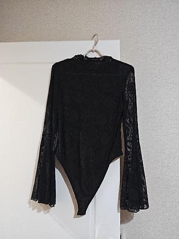 uşaq donu: Qara krujeva bodi – uzun qollu, zəng formalı qollarla. Yüksək yaxalı — 1