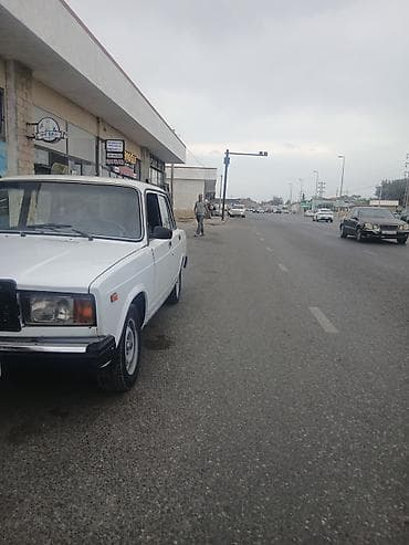 diskler r13: VAZ 2107, ağ rəng, sedan kuzov. Xarici görünüş: - Klassik 2107 — 2