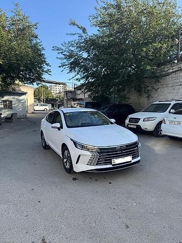 Продажа авто: BYD sedan – ağ rəng, müasir dizaynlı şəhər avtomobili. Əsas — 1