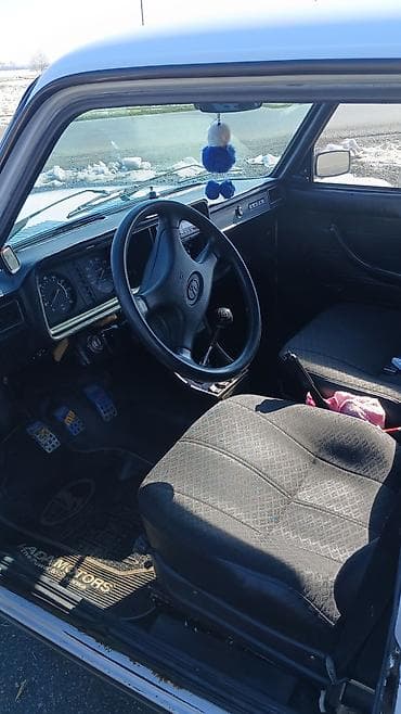 3 teker motor: VAZ 2107 sedan – ağ rəngli, 4 qapılı klassik kuzov. Mexaniki yan — 6