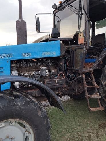 traktor altlıqlı qara qadın bosonojkaları: Mavi rəngli Belarus 1221 traktoru kənd təsərrüfatı işləri üçün — 1