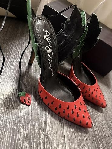 bemsa ayaqqabı: Alice + Olivia by Stacey Bendet temalı qadın stilettoları – “Çiyələk” — 1