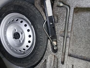 panel vurmaq: Daewoo Nexia sedan – gümüşü rəng Xüsusiyyətlər: - Kuzov: 4 qapılı — 3