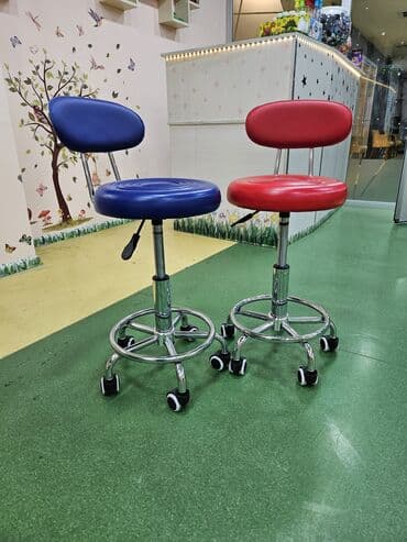 məktəb stulları: Təkərlər üzərində hündürlüyü tənzimlənən iki ədəd taburet. Məktəblər — 1