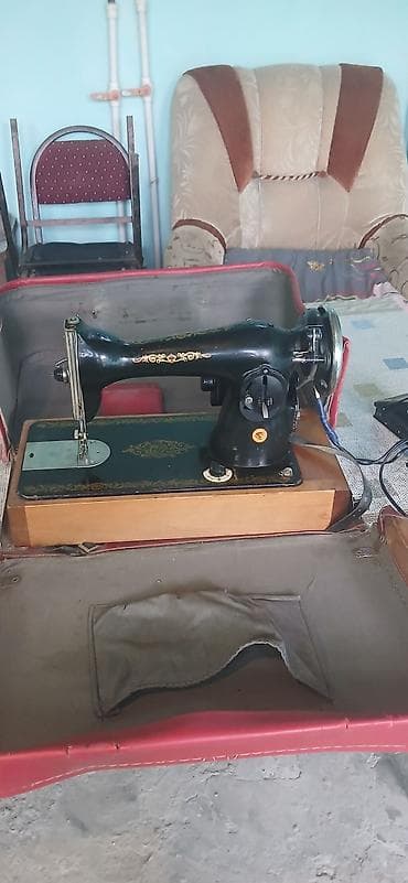 Tikiş maşınları: Elektrik tikiş maşını – klassik dizaynlı, metal gövdə və taxta əsaslı — 1