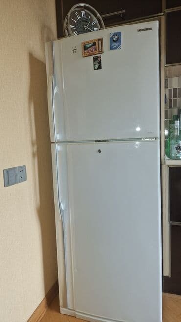 tosiba: İşlənmiş 2 qapılı Toshiba Soyuducu Satılır, rəng - Ağ, Təkərli — 1