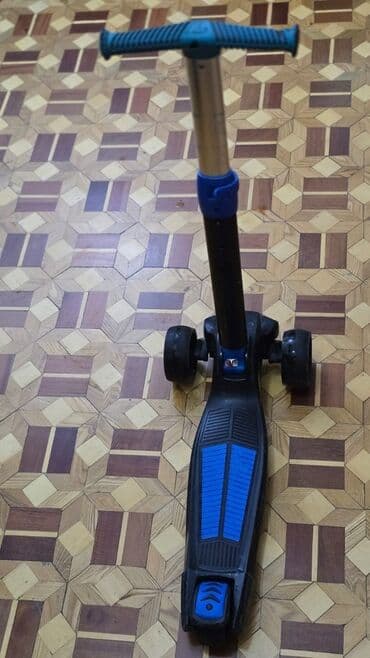 moped qiymətləri: Uşaq skuterı – 3 təkərli, mavi-qara. Yaxşı vəziyyətdədir. Təkərlərdə — 4