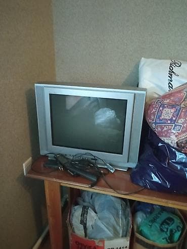 tv internet aparati: Köhnə tip televizor (CRT), gümüşü korpuslu. - Təxminən 21–25 düym — 3
