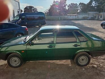 sürücülük vəsiqəsi tələb etməyən motosiklet: VAZ 21099, yaşıl rəngli sedan. Xüsusiyyətlər: - 4 qapı, ön ötürücülü — 3